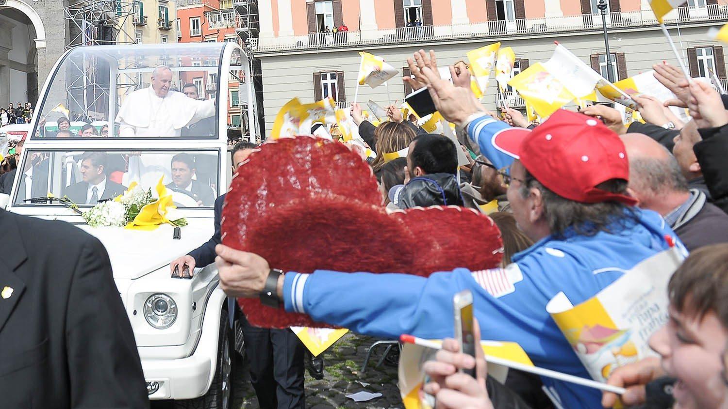 Xe mui trần của Đức Thánh cha Phanxicô được cải biến thành phòng khám lưu động bắt đầu hoạt động tại Thánh Địa