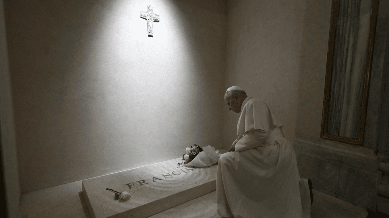 Đức Thánh cha Lêô XIV cầu nguyện tại mộ Đức Thánh cha Phanxicô